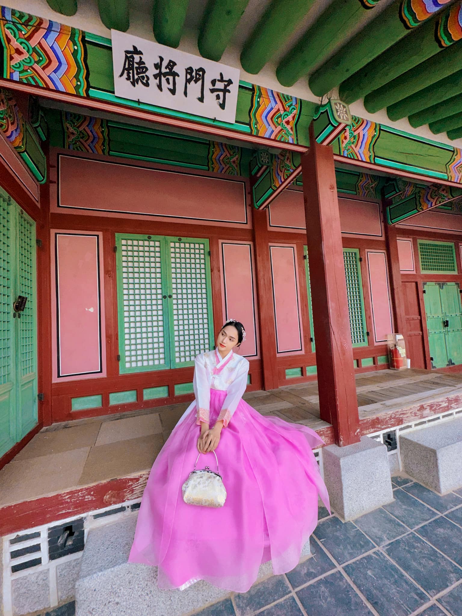 Hương Giang ngọt ngào trong trang phục Hanbok, nhan sắc ngày càng thăng hạng - Ảnh 1