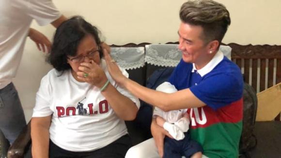 Mẹ Đàm Vĩnh Hưng đã bật khóc khi biết tin có cháu nội. Ảnh internet