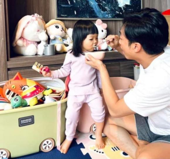 Cường đô la cho con gái ăn cực khéo léo. Ảnh internet Cường đô la cho con gái ăn cực khéo léo. Ảnh internet