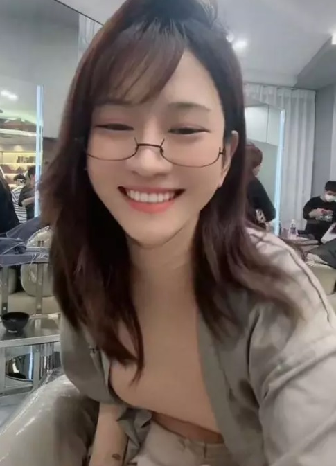 Lê Bống nhìn khác lạ khi diện đồ kín như bưng. Ảnh internet