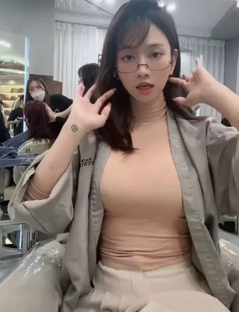 Được biết, Lê Bống đang theo khóa học làm MC. Ảnh internet