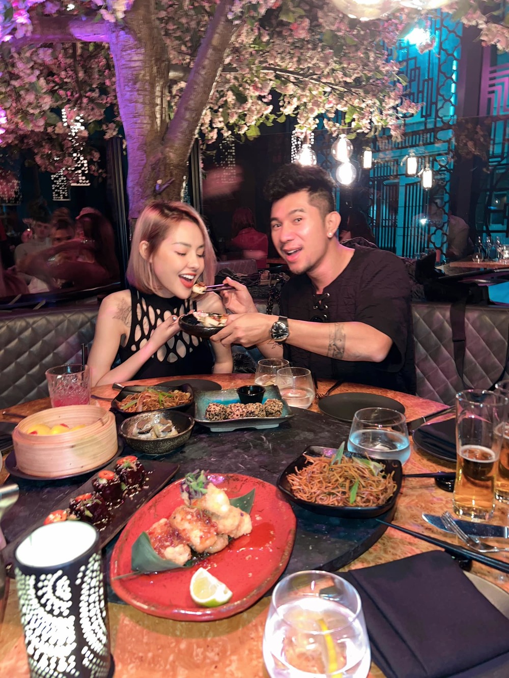 Hậu gặp sự cố ở trời Âu, Lương Bằn Quang phát 'cẩu lương' bên Ngân 98. Ảnh internet