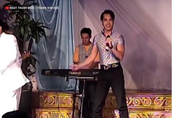 Ca nhạc sĩ Ngọc Sơn hát trong đám cưới Bảo Chung. Ảnh internet