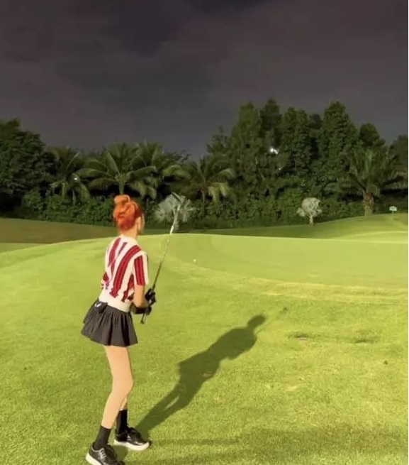 Bất chấp ồn ào cặp đại gia có vợ, Hiền Hồ mặc mát mẻ đi đánh golf, tạo dáng trong G63 - Ảnh 2 Bất chấp ồn ào cặp đại gia có vợ, Hiền Hồ mặc mát mẻ đi đánh golf, tạo dáng trong G63 - Ảnh 2