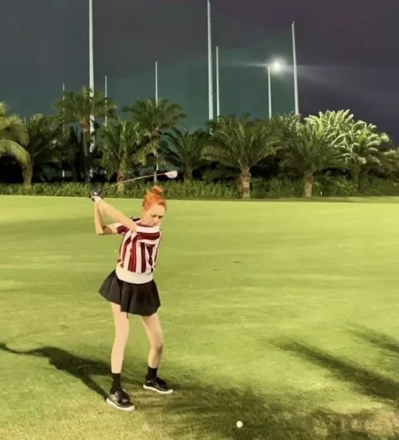 Bất chấp ồn ào cặp đại gia có vợ, Hiền Hồ mặc mát mẻ đi đánh golf, tạo dáng trong G63 - Ảnh 1 Bất chấp ồn ào cặp đại gia có vợ, Hiền Hồ mặc mát mẻ đi đánh golf, tạo dáng trong G63 - Ảnh 1