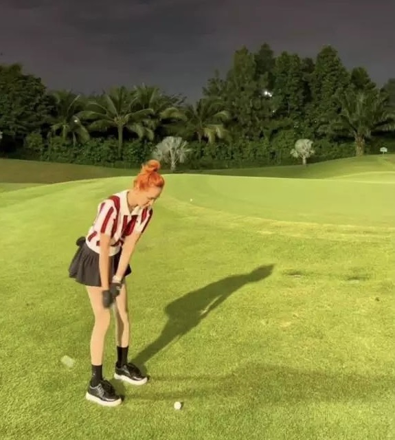 Bất chấp ồn ào cặp đại gia có vợ, Hiền Hồ mặc mát mẻ đi đánh golf. Ảnh internet Bất chấp ồn ào cặp đại gia có vợ, Hiền Hồ mặc mát mẻ đi đánh golf. Ảnh internet