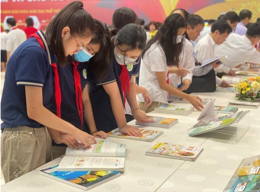 Định giá sách giáo khoa như vòng 'kim cô' đeo cho nhà xuất bản.