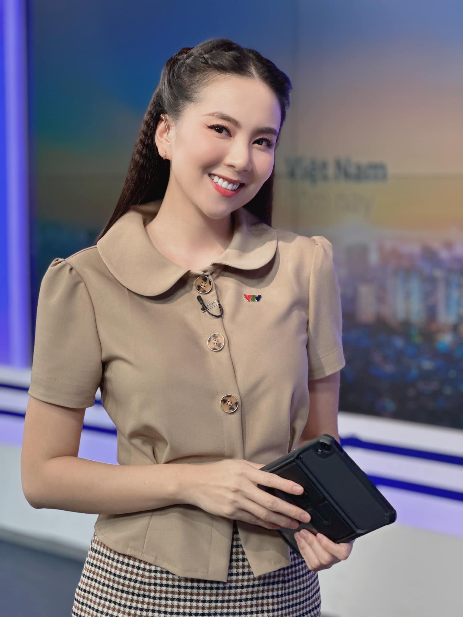 MC đẹp nhất VTV gây thương nhớ với khoảnh khắc hậu trường xuất thần - Ảnh 1