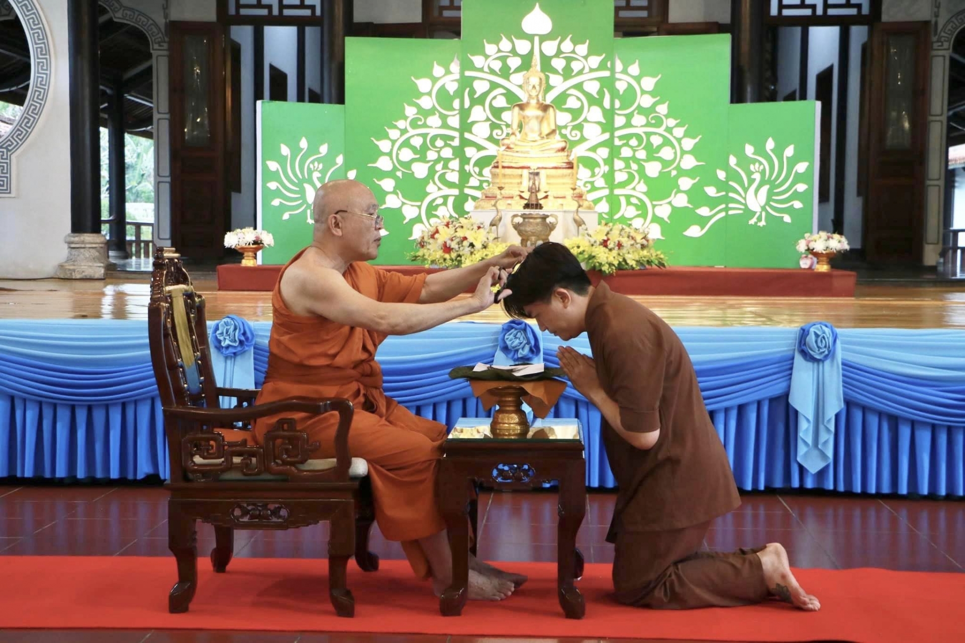 Ngoại hình gây chú ý của MC Đại Nghĩa sau 10 ngày xuất gia - Ảnh 2 Ngoại hình gây chú ý của MC Đại Nghĩa sau 10 ngày xuất gia - Ảnh 2