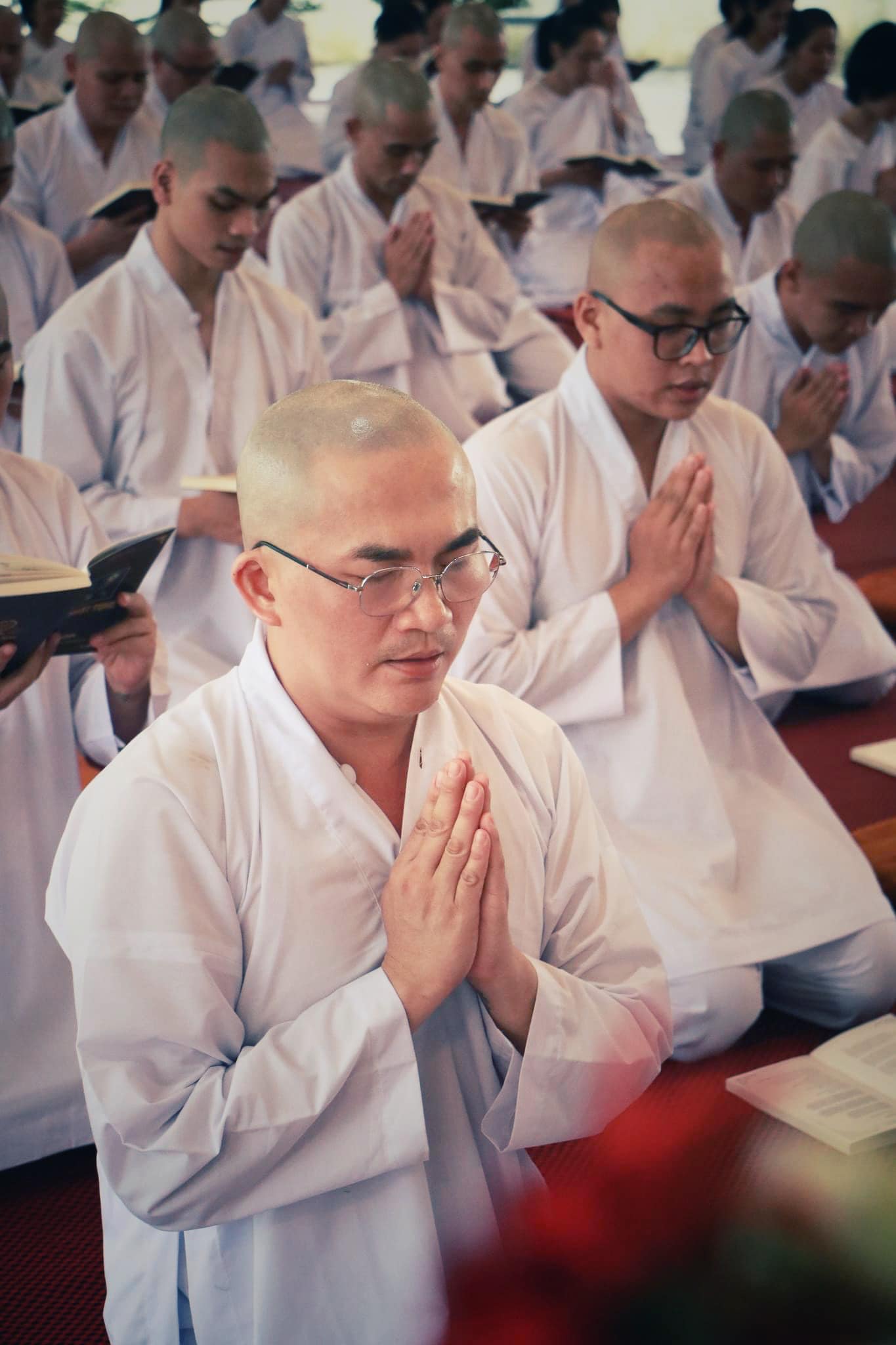 Ngoại hình gây chú ý của MC Đại Nghĩa sau 10 ngày xuất gia - Ảnh 3 Ngoại hình gây chú ý của MC Đại Nghĩa sau 10 ngày xuất gia - Ảnh 3