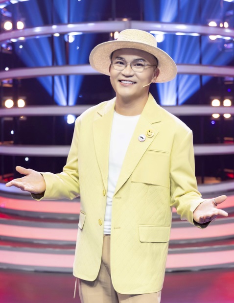 Ngoại hình gây chú ý của MC Đại Nghĩa sau 10 ngày xuất gia - Ảnh 1 Ngoại hình gây chú ý của MC Đại Nghĩa sau 10 ngày xuất gia - Ảnh 1