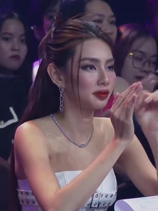 Thùy Tiên dù cố cười nhưng không giấu được nét mặt mệt mỏi. Ảnh internet Thùy Tiên dù cố cười nhưng không giấu được nét mặt mệt mỏi. Ảnh internet