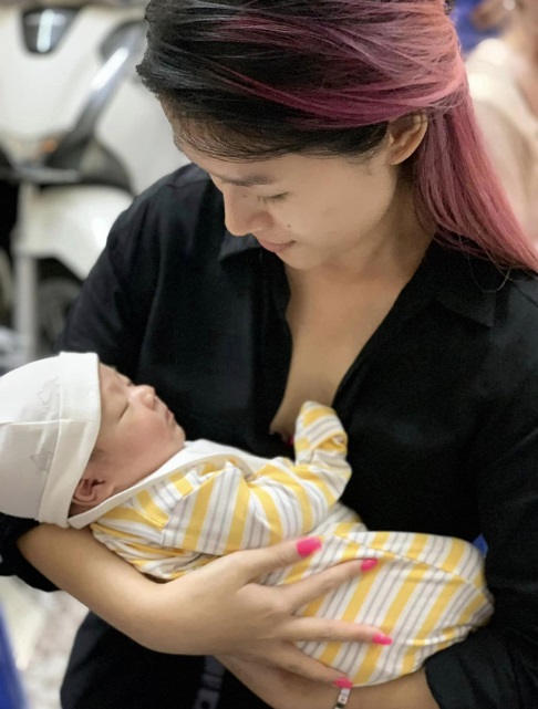 Nữ đại gia bị nghi là mẹ của con trai Đàm Vĩnh Hưng lộ diện với chi tiết gây chú ý - Ảnh 2