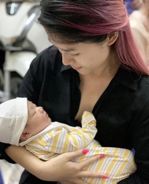 Ngọc Thanh Tâm bên con trai của Đàm Vĩnh Hưng. Ảnh internet