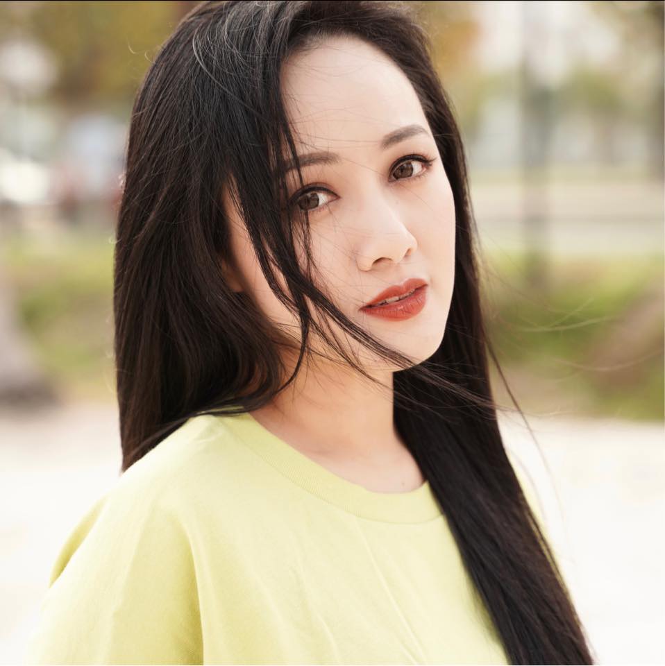 BTV Hoài Anh khoe sắc xinh đẹp trước giờ lên sóng nhưng đồ vật lạ lại chiếm trọn spotlight - Ảnh 2 BTV Hoài Anh khoe sắc xinh đẹp trước giờ lên sóng nhưng đồ vật lạ lại chiếm trọn spotlight - Ảnh 2