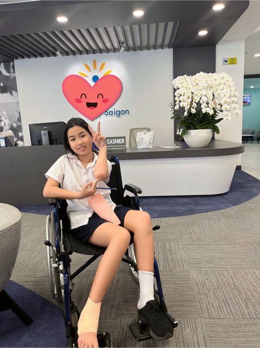Ái nữ nhà Hồ Hoài Anh vẫn tươi như hoa dù bị chấn thương. Ảnh internet Ái nữ nhà Hồ Hoài Anh vẫn tươi như hoa dù bị chấn thương. Ảnh internet
