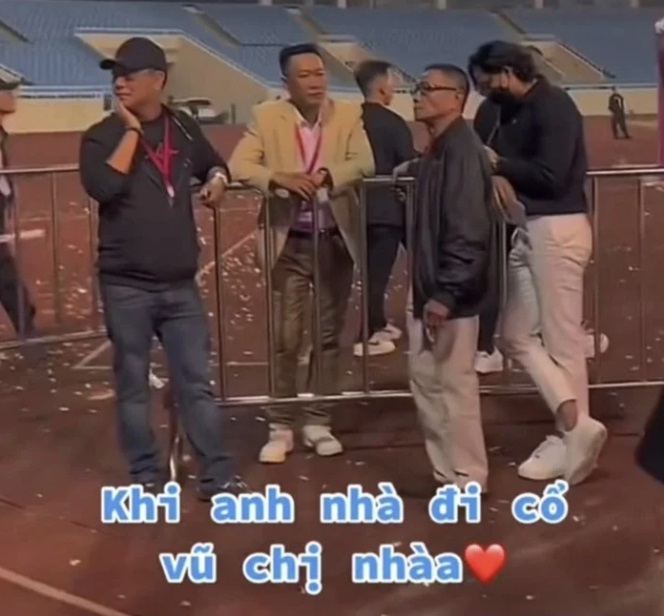 Mai Tài Phến đứng nói chuyện với người nhà của ca sĩ Mỹ Tâm tại sân Mỹ Đình. Ảnh internet Mai Tài Phến đứng nói chuyện với người nhà của ca sĩ Mỹ Tâm tại sân Mỹ Đình. Ảnh internet