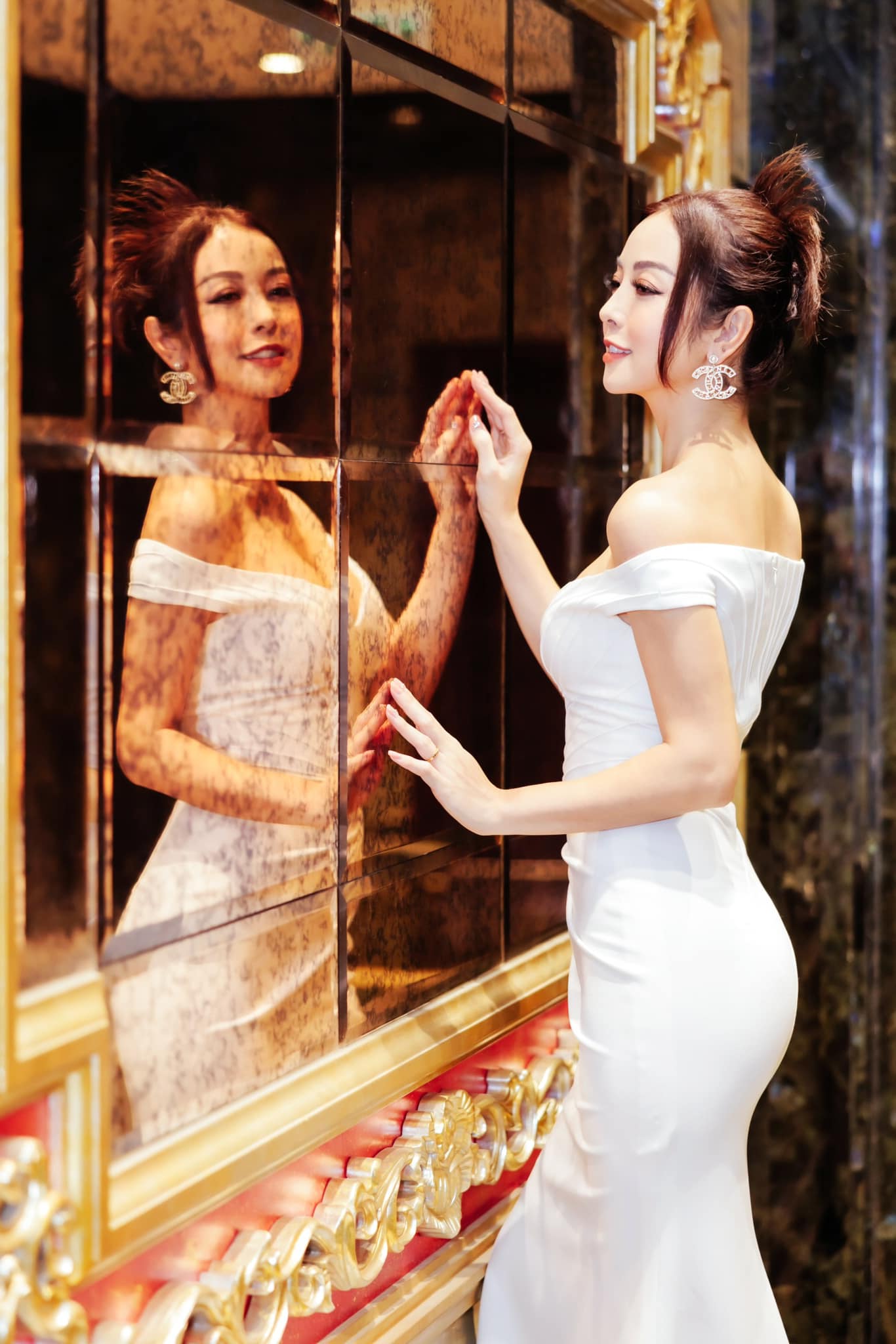 Jennifer Phạm khoe nhan sắc mẹ 4 con khiến CDM ngỡ ngàng - Ảnh 1