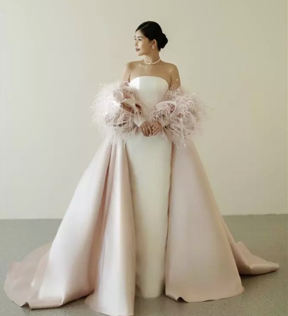 Váy cưới được cho là chính thức mặc khi làm lễ của Hoa hậu Đại Dương Việt Nam 2017 lại đi theo xu hướng tối giản như công nương. Ảnh internet