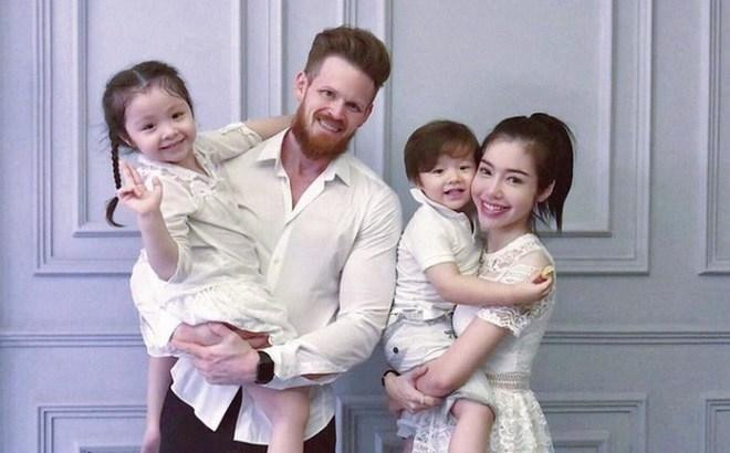 Elly Trần bên chồng cũ và hai nhóc tì đáng yêu. Ảnh internet Elly Trần bên chồng cũ và hai nhóc tì đáng yêu. Ảnh internet