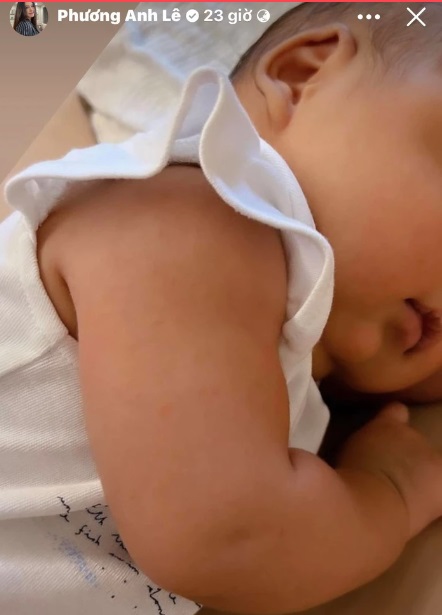 Nàng dâu hào môn Phanh Lee dùng lại đồ cũ của con gái đầu cho quý tử. Ảnh internet