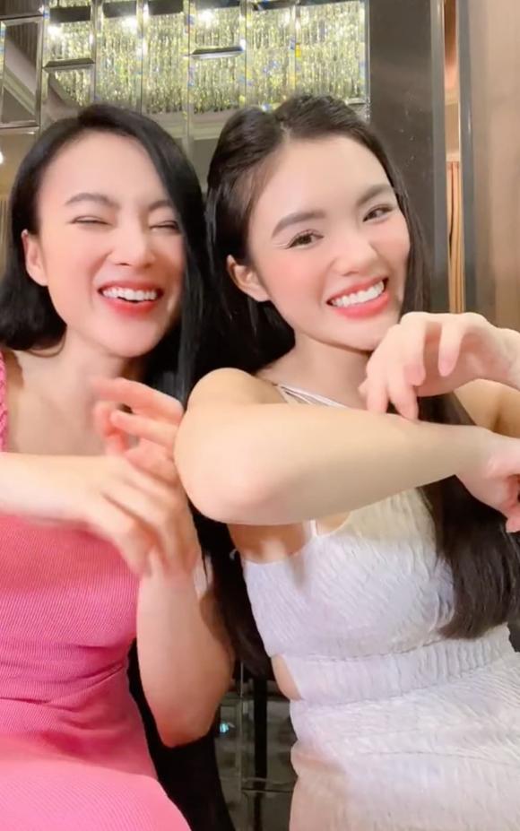 Angela Phương Trinh nhí nhảnh khi gặp lại bạn cũ. Ảnh internet Angela Phương Trinh nhí nhảnh khi gặp lại bạn cũ. Ảnh internet