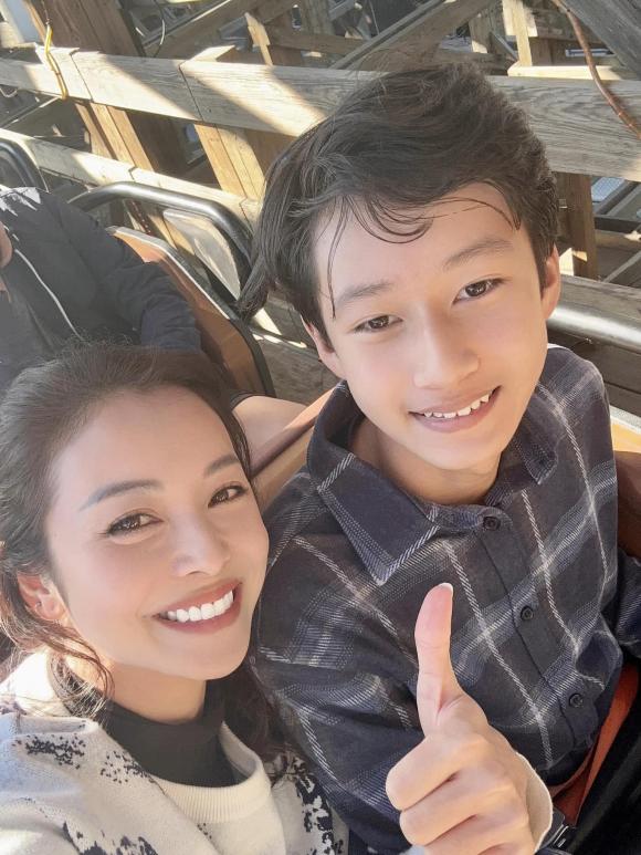 Lâu mới xuất hiện, quý tử nhà Quang Dũng ngày càng điển trai, cao hơn mẹ Jennifer Phạm - Ảnh 1