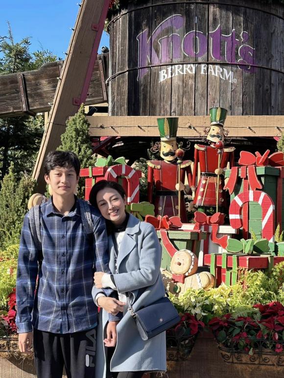 Lâu mới xuất hiện, quý tử nhà Quang Dũng ngày càng điển trai, cao hơn mẹ Jennifer Phạm - Ảnh 2