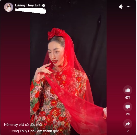 Vừa bắt được hoa cưới của Đỗ Mỹ Linh, Lương Thùy Linh lộ ảnh mặc váy cưới hóa cô dâu xinh đẹp. Ảnh internet Vừa bắt được hoa cưới của Đỗ Mỹ Linh, Lương Thùy Linh lộ ảnh mặc váy cưới hóa cô dâu xinh đẹp. Ảnh internet