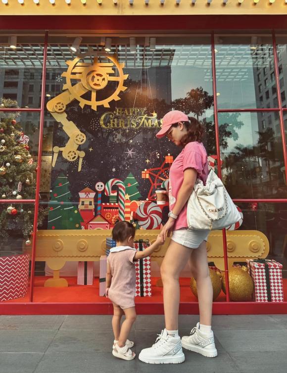 Con gái đầu của Phanh Lee sở hữu đôi chân dài. Ảnh internet