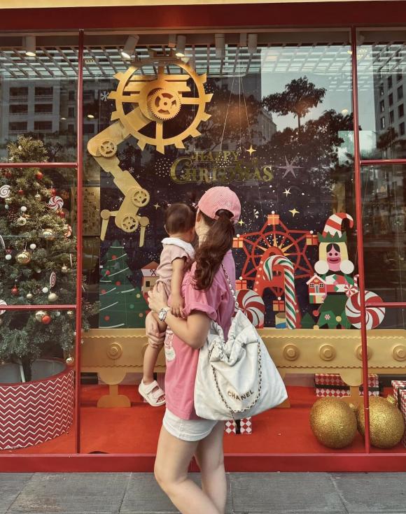 Thường xuyên khoe con nhưng Phanh Lee lại khéo léo giấu mặt ái nữ. Ảnh internet