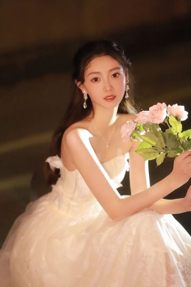 Kim Giai Duyệt được mệnh danh là 'Nữ MC thế hệ mới đẹp nhất' showbiz Trung Quốc. Ảnh internet