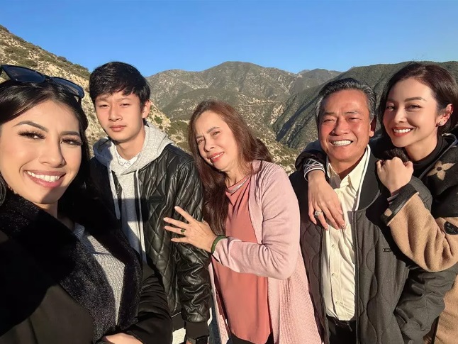 Hiếm hoi đại gia đình Jennifer Phạm 'lên sóng': Trầm trồ vì ai cũng đẹp. Ảnh internet