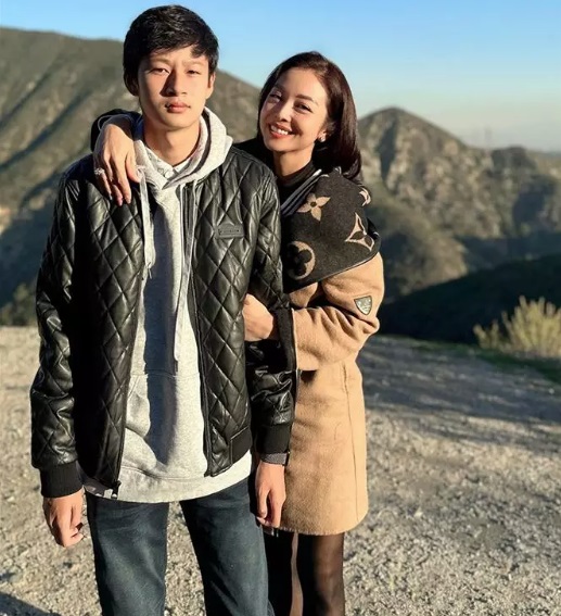 Bảo Nam - con trai Jennifer Phạm sở hữu chiều cao nổi trội, ngoại hình sáng, điển trai. Ảnh internet