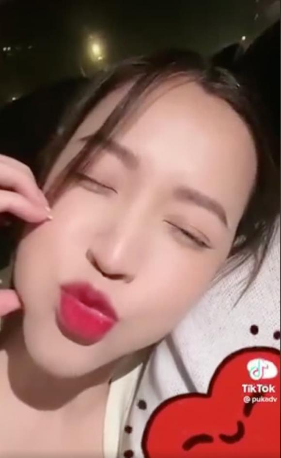 Puka úp mở khoe bạn trai, tạo dáng nhắng nhít khi dựa vào vai đằng trai. Ảnh internet