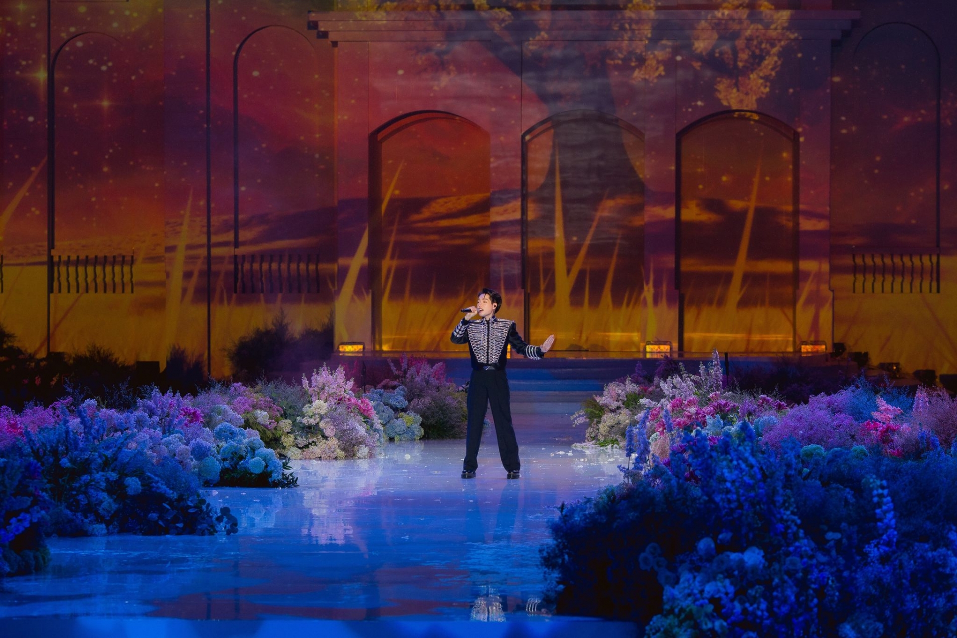 Đức Phúc bày tỏ sự choáng ngợp khi tận mắt chứng kiến không gian xa hoa của đám cưới. Ảnh internet