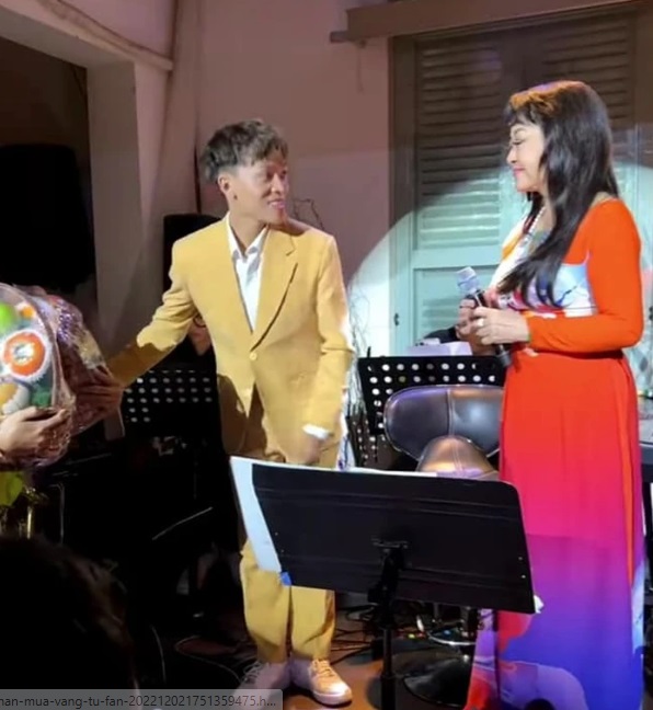 Vừa lên đời, Hồ Văn Cường gây chú ý vì cách cư xử với tiền bối - Ảnh 1 Vừa lên đời, Hồ Văn Cường gây chú ý vì cách cư xử với tiền bối - Ảnh 1