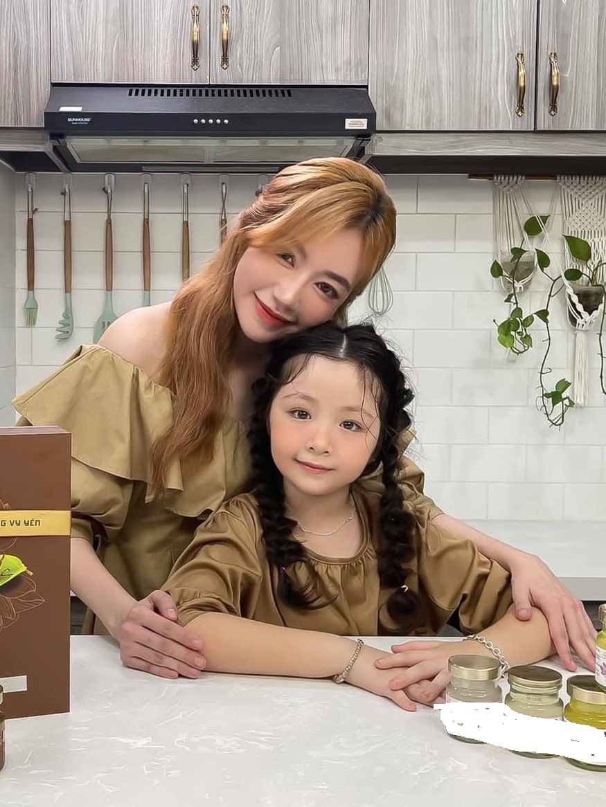 Con gái Elly Trần càng lớn càng xinh xắn đáng yêu. Ảnh internet
