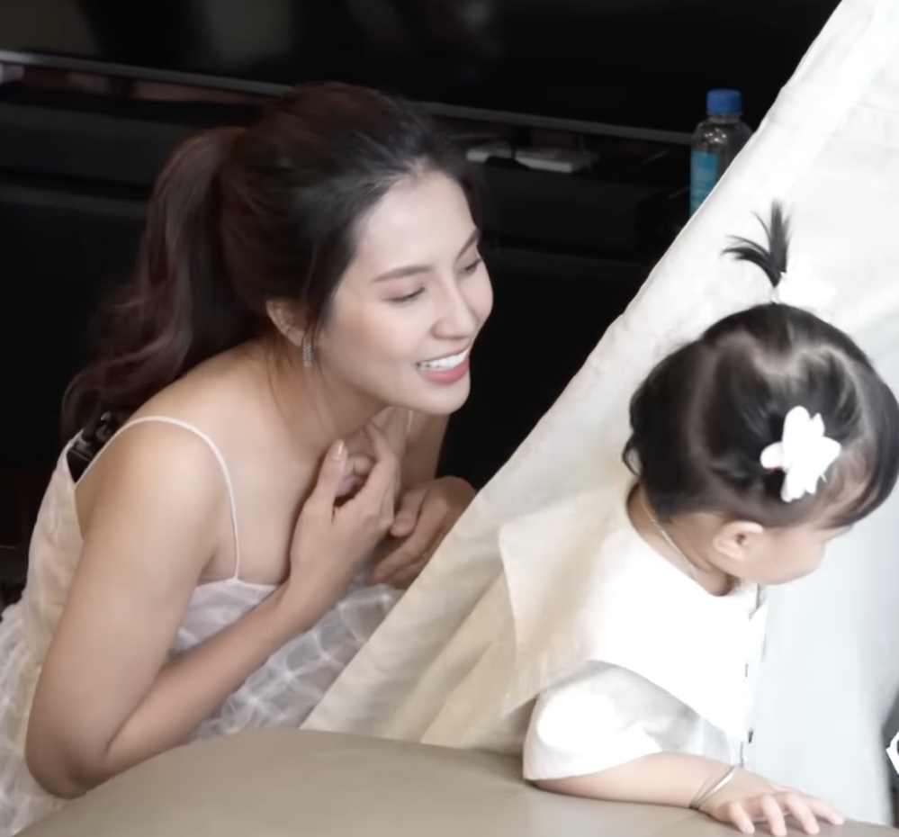 Chiếc váy khiến Thiên An khá bất tiện trong việc chăm con khi quay. Ảnh internet