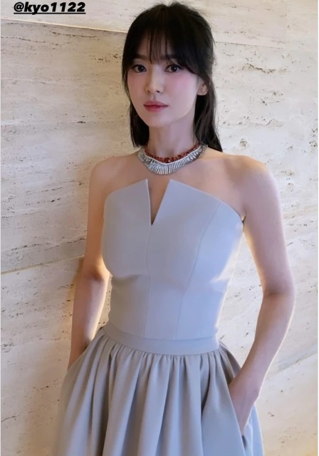 Song Hye Kyo với gương mặt cứng đơ như tượng sáp. Ảnh internet Song Hye Kyo với gương mặt cứng đơ như tượng sáp. Ảnh internet