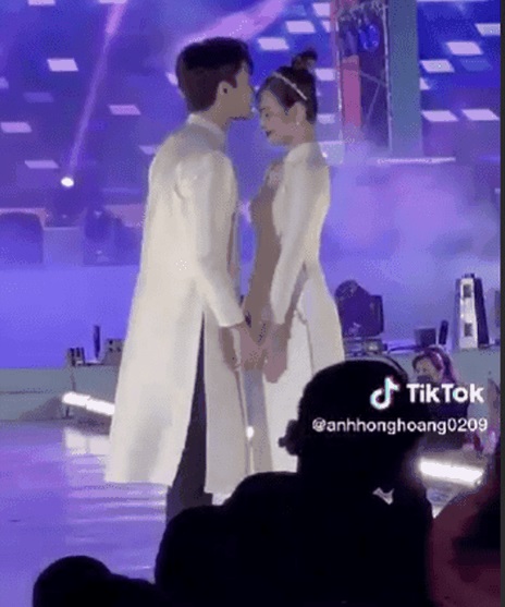 Đình Tú bất ngờ hôn Huyền Lizzie trên sân khấu giữa nghi vấn hẹn hò sau phim Thương ngày nắng về. Ảnh internet Đình Tú bất ngờ hôn Huyền Lizzie trên sân khấu giữa nghi vấn hẹn hò sau phim Thương ngày nắng về. Ảnh internet