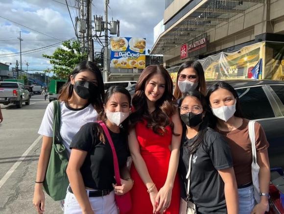 'Mỹ nhân đẹp nhất Philippines' cười rạng rỡ bên fan. Ảnh internet