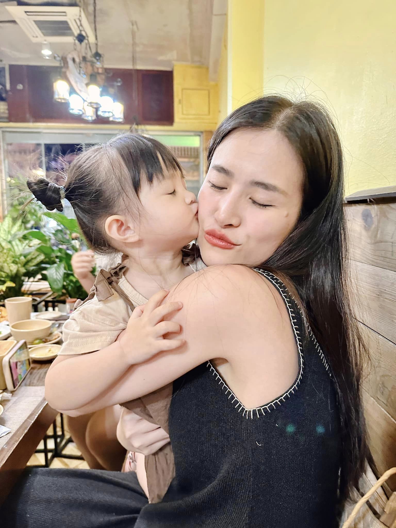 Đông Nhi rất chỉn chu trong việc lựa chọn trang phục cho con gái. Ảnh internet