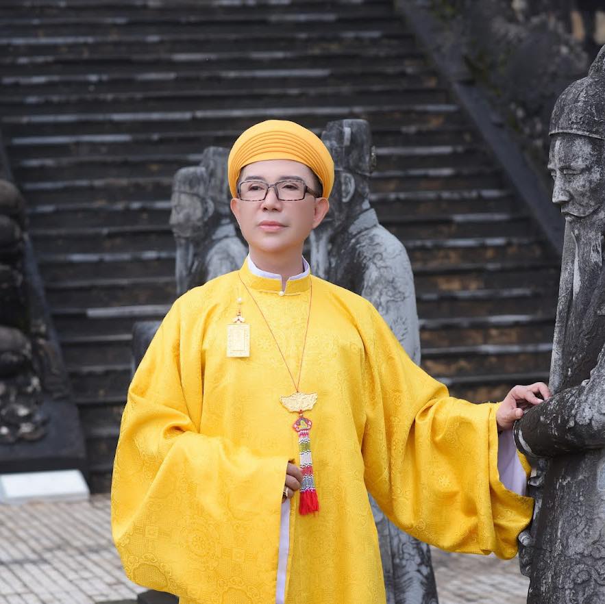 Dù vất vả nhưng khi bước lên sân khấu hay vào vai, Long Nhật luôn đầy nhiệt huyết. Ảnh internet