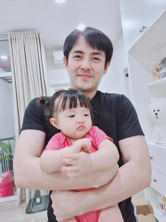 Ông Cao Thắng rất cưng chiều cô con gái nhỏ, thậm chí nhiều khi còn mê con hơn vợ. Ảnh internet Ông Cao Thắng rất cưng chiều cô con gái nhỏ, thậm chí nhiều khi còn mê con hơn vợ. Ảnh internet