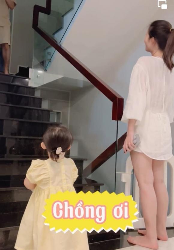 Đông Nhi bất lực khi có người công khai đòi 'giật chồng': Danh tính hóa ra là người rất quyền lực là bé Winnie. Ảnh internet Đông Nhi bất lực khi có người công khai đòi 'giật chồng': Danh tính hóa ra là người rất quyền lực là bé Winnie. Ảnh internet