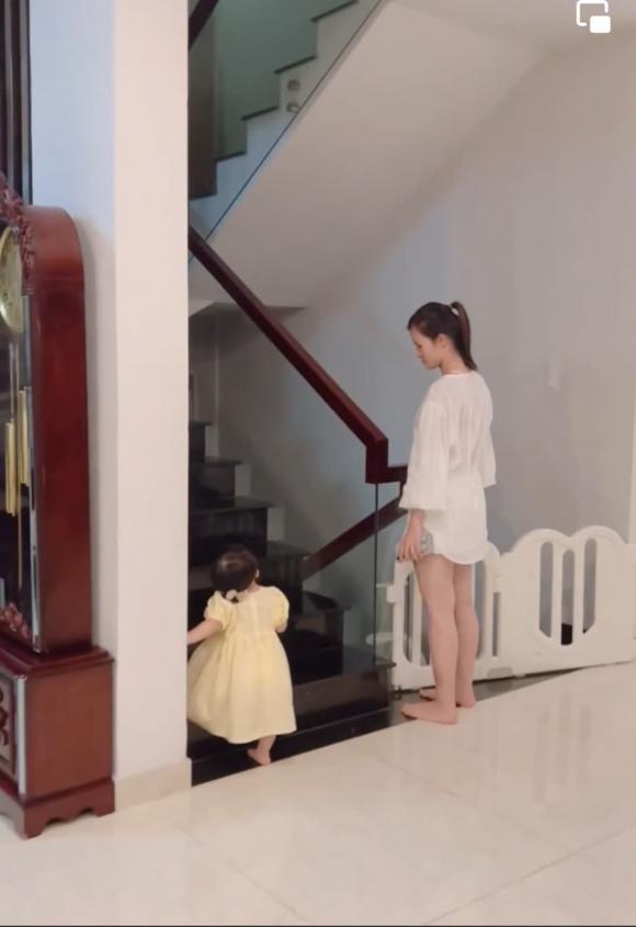 Đông Nhi bất lực khi có người công khai đòi 'giật chồng': Danh tính hóa ra là người rất quyền lực - Ảnh 1 Đông Nhi bất lực khi có người công khai đòi 'giật chồng': Danh tính hóa ra là người rất quyền lực - Ảnh 1