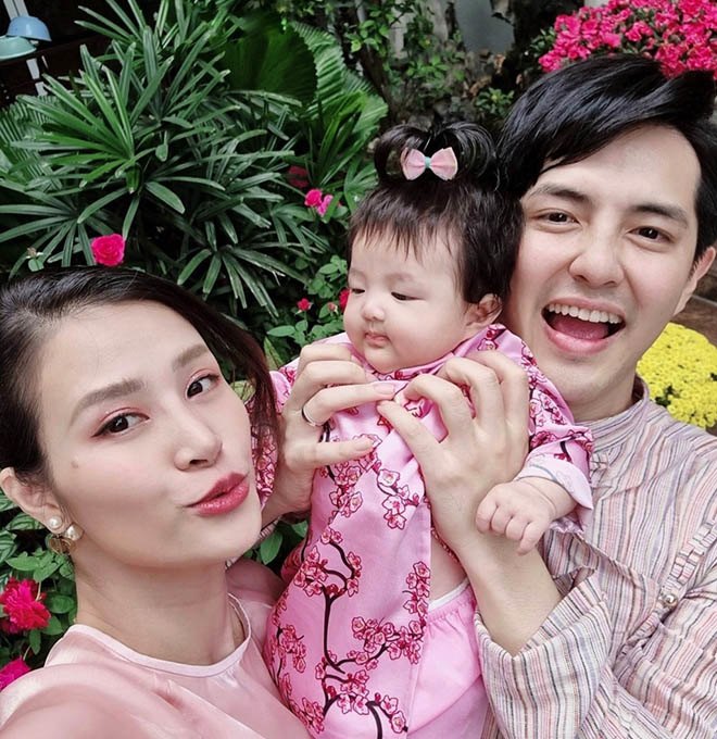 Vợ chồng Đông Nhi khá cởi mở trong việc khoe con trên mạng xã hội. Ảnh internet Vợ chồng Đông Nhi khá cởi mở trong việc khoe con trên mạng xã hội. Ảnh internet