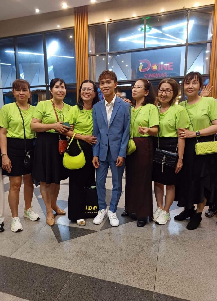 Hồ Văn Cường khiến fan lo lắng khi ngày càng gầy tong teo thiếu sức sống. Ảnh internet Hồ Văn Cường khiến fan lo lắng khi ngày càng gầy tong teo thiếu sức sống. Ảnh internet