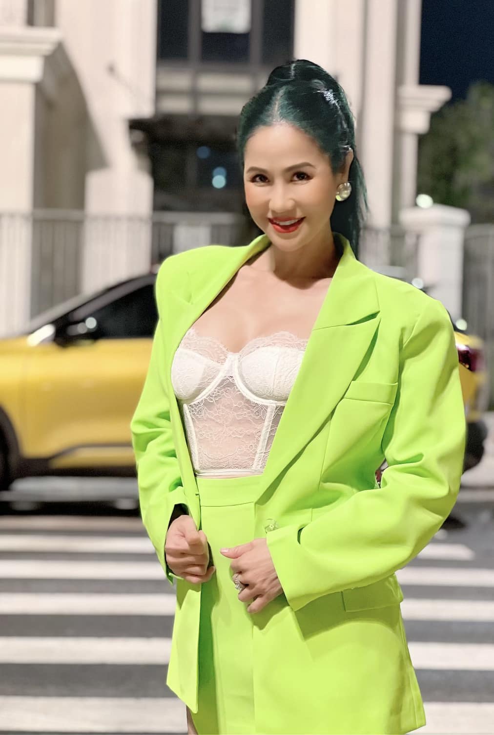 Tình cũ Lê Công Tuấn Anh khoe nhan sắc 'lão hóa ngược', chăm diện đồ khoe dáng - Ảnh 1